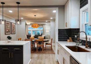 Large 4 Bedroom Recently Renovated With Hot Tub - Cleveland - 2