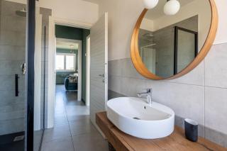 CasaMarga Urban Chic Apartment with Balcony, private parking, panoramic city view balcony, 2 klm from Cinque Terre station, walking distance to waterfront - 9