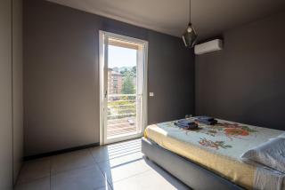 CasaMarga Urban Chic Apartment with Balcony, private parking, panoramic city view balcony, 2 klm from Cinque Terre station, walking distance to waterfront - 5