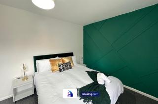 Modern 3-Bed By Avalora Short Lets & Serviced Accommodation Near Manchester Airport With Parking, Ideal for Long Stays - 6