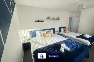 Modern 3-Bed By Avalora Short Lets & Serviced Accommodation Near Manchester Airport With Parking, Ideal for Long Stays - 1