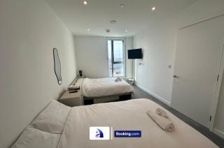 Spacious Apt By Avalora Short Lets & Serviced Accommodation Old Trafford With Free Wi-Fi, MCR Stadium, Sleeps 6 - Manchester - 4