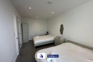 Spacious Apt By Avalora Short Lets & Serviced Accommodation Old Trafford With Free Wi-Fi, MCR Stadium, Sleeps 6 - Manchester - 7