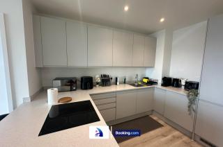 Spacious Apt By Avalora Short Lets & Serviced Accommodation Old Trafford With Free Wi-Fi, MCR Stadium, Sleeps 6 - Manchester - 6