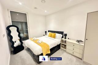 Spacious Apt By Avalora Short Lets & Serviced Accommodation Old Trafford With Free Wi-Fi, MCR Stadium, Sleeps 6 - Manchester - 1