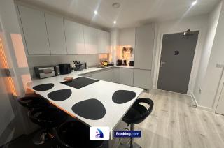 Spacious Apt By Avalora Short Lets & Serviced Accommodation Old Trafford With Free Wi-Fi, MCR Stadium, Sleeps 6 - Manchester - 8