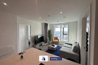 Spacious Apt By Avalora Short Lets & Serviced Accommodation Old Trafford With Free Wi-Fi, MCR Stadium, Sleeps 6 - Manchester - 2