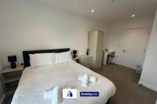 Spacious Apt By Avalora Short Lets & Serviced Accommodation Old Trafford With Free Wi-Fi, MCR Stadium, Sleeps 6 - Manchester - 3