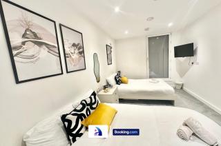 Spacious Apt By Avalora Short Lets & Serviced Accommodation Old Trafford With Free Wi-Fi, MCR Stadium, Sleeps 6 - Manchester - 5