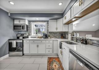Swim and Relax In our Pool and Hot Tub and Recently Renovated - Ashtabula - 3