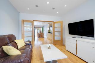 Spacious 3 bedroom, 3 bathroom house - 6