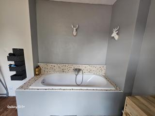 Le Moulin en Route kamer rose en grijs, badkamer en suite - 1