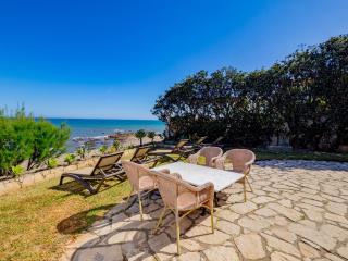 Cubo's Beachfront Villa Khayyam - 2
