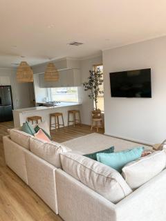 Seaside Daisy 3 Bedrooms 6 Beds - 3