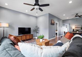 Hot Tub N64 Mins to Downtown Sleeps 8 - Cleveland - 0