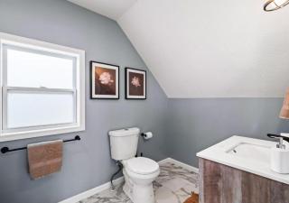 Hot Tub N64 Mins to Downtown Sleeps 8 - Cleveland - 7