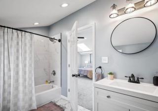 Hot Tub N64 Mins to Downtown Sleeps 8 - Cleveland - 1
