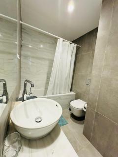 Sunny 2-bedroom Apartment - Pool, Gym & Balcony Views - Elysia park- Center Paphos - Paphos - 7