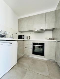 Sunny 2-bedroom Apartment - Pool, Gym & Balcony Views - Elysia park- Center Paphos - Paphos - 6