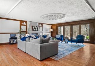 Unique Estate 5 Bedrooms Fire Pit Sleeps 10 - Akron - 3