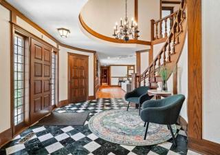 Unique Estate 5 Bedrooms Fire Pit Sleeps 10 - Akron - 2