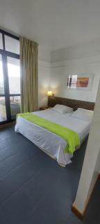 Apartamento no tropical executive hotel com varanda, 1 cama de casal e 2 camas de solteiro - Manaus - 8