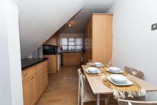 Homely Hornchurch - 5 Bed House - 9