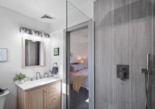 Gorgeous Remodel Game Room Sleeps 8 - Akron - 2