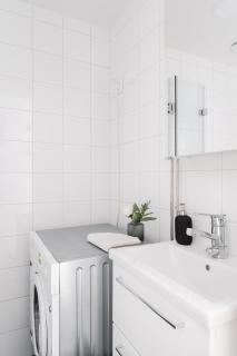 Modern & Renovated 1BR Apt in City Center - 7