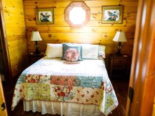 Log Cabin Rental with a Porch near Shenandoah National Park, Virginia - 5