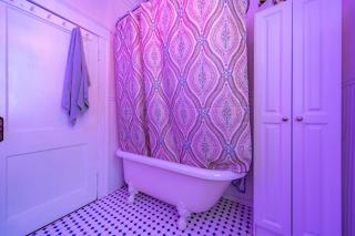 1920s Phoenicia Bungalow with Vintage Furnishings, Sauna, Fireplace, & Fenced Backyard - Phoenicia - 4
