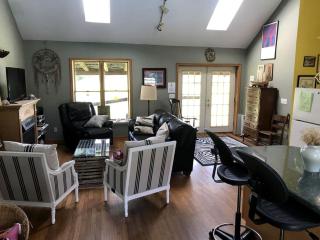 Pet-Friendly Log Cabin with an Outdoor Pool near Crofton, Kentucky - Hawkins - 7