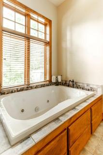 Beautiful Luminous Cabin with Deck and Indoor Spa Bath in Tennessee - Fairview - 3
