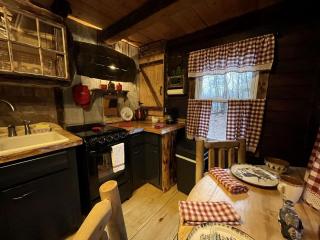 Romantic Escapes to New Hampshire in this Cozy Log Cabin in Lisbon - 3