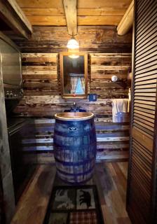 Romantic Escapes to New Hampshire in this Cozy Log Cabin in Lisbon - Lisbon - 2