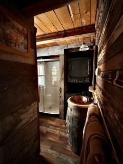Romantic Escapes to New Hampshire in this Cozy Log Cabin in Lisbon - Lisbon - 1