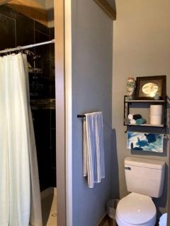 Tranquil Glamping near the Coast: Charming Rustic Cabin Rental in Midway, Georgia - Fancy Hall - 6