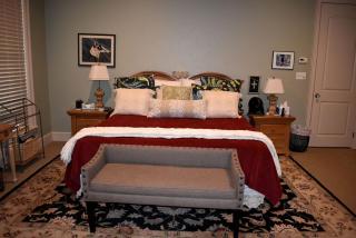 Elegant Bed and Breakfast Getaway with Pine King-Size Bed and Soaking Tub in College Station, Texas - College Station - 0