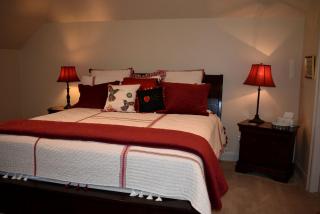 Elegant Bed and Breakfast Getaway with Pine King-Size Bed and Soaking Tub in College Station, Texas - College Station - 9