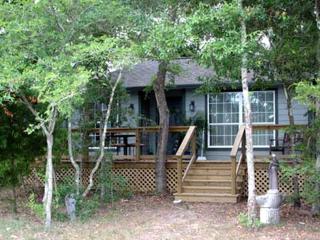 Elegant Bed and Breakfast Getaway with Pine King-Size Bed and Soaking Tub in College Station, Texas - College Station - 7
