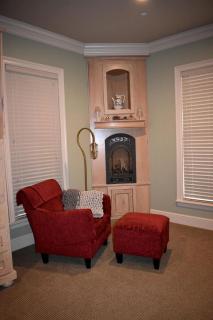 Elegant Bed and Breakfast Getaway with Pine King-Size Bed and Soaking Tub in College Station, Texas - College Station - 3