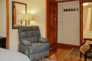 Spacious King Suite in Charming Inn for Romantic Getaway near Logan, Ohio - Logan - 6