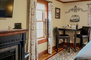 Spacious King Suite in Charming Inn for Romantic Getaway near Logan, Ohio - Logan - 5
