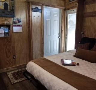 Romantic Glamping Getaway with a Shared Hot Tub and Hiking Trails near Nashville, Tennessee - Gordonsville - 8