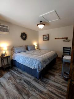 Cozy Pet-Friendly Cabin in Hyde Park, Vermont - Perfect for a Nature Escape near the Green River Reservoir State Park - 5