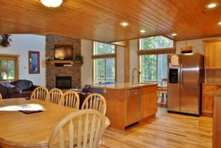 Expansive, Family-Friendly Cabin with a Hot Tub in Idaho near Yellowstone National Park - Island Park - 3