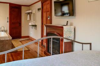 Romantic Getaway with Private Jacuzzi near Lake Logan in Hocking Hills, Ohio - Logan - 8