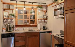 Romantic Getaway with Private Jacuzzi near Lake Logan in Hocking Hills, Ohio - Logan - 3