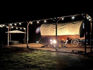 Texas Glamping near Murchison: Charming Wagon Rental Perfect for a Romantic Getaway - Murchison - 4
