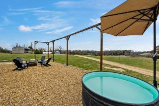Texas Glamping near Murchison: Charming Wagon Rental Perfect for a Romantic Getaway - 1